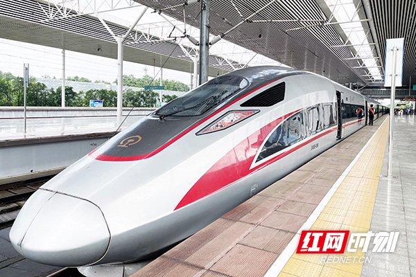 中国自主研发的标准动车组复兴号。